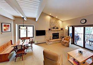 Remodeled, 3-Story Townhome with Private Sauna & Gas Fireplace - Near Lifts
