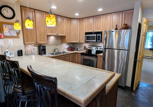 Remodeled Condo w/FREE WiFi, Parking, Heated Pool, Hot Tubs, Skier Shuttles
