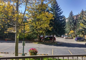 Remodeled Condo w/FREE WiFi, Parking, Heated Pool, Hot Tubs, Skier Shuttles