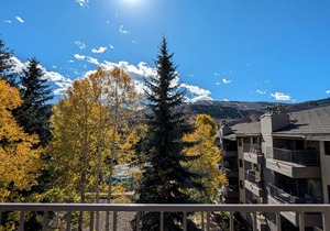 Remodeled Condo w/FREE WiFi, Parking, Heated Pool, Hot Tubs, Skier Shuttles