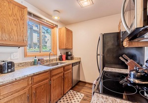 Remodeled & Immaculate! Walk to Resort & Steps to FreeBus+Pool-HotTub-Grill-W/D in Unit-Fireplace