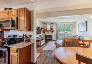 Remodeled & Immaculate! Walk to Resort & Steps to FreeBus+Pool-HotTub-Grill-W/D in Unit-Fireplace
