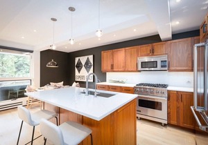 Renovated 2/2 with AC 1 Block to Farmers Market!