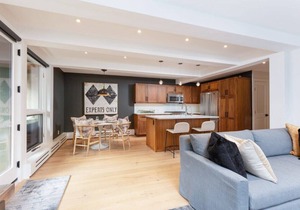 Renovated 2/2 with AC 1 Block to Farmers Market!