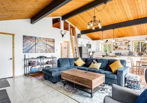 Renovated mountain-view cabin with hot tub, huge deck, grill, & fireplace