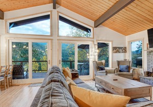 Renovated mountain-view cabin with hot tub, huge deck, grill, & fireplace
