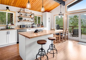 Renovated mountain-view cabin with hot tub, huge deck, grill, & fireplace