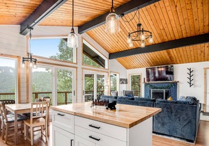 Renovated mountain-view cabin with hot tub, huge deck, grill, & fireplace