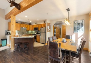 Riverfront Townhome/On Shuttle Route to Slopes/Hot Tub Access