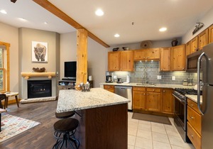 Riverfront Townhome/On Shuttle Route to Slopes/Hot Tub Access