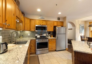 Riverfront Townhome/On Shuttle Route to Slopes/Hot Tub Access