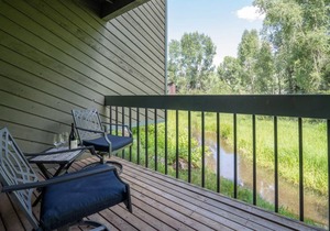 Riverside Dream | Short Walk to Main Street & Ski