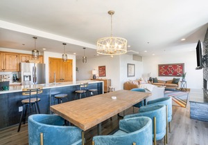 Room to Roam! Renovated Private 4-Bedroom Lodge Retreat With Mountain Views