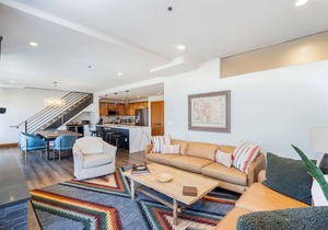 Room to Roam! Renovated Private 4-Bedroom Lodge Retreat With Mountain Views