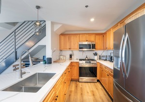 Room to Roam! Renovated Private 4-Bedroom Lodge Retreat With Mountain Views