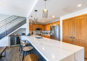 Room to Roam! Renovated Private 4-Bedroom Lodge Retreat With Mountain Views
