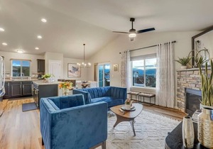 Room to Spread Out & Deck with Mountain Views