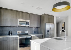 Roomy Congress Park 2BR w/ Gym & Pool, near shops & dining, by Blueground