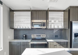 Roomy Congress Park 2BR w/ Gym & Pool, near shops & dining, by Blueground
