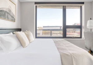 Roomy Congress Park 2BR w/ Gym & Pool, near shops & dining, by Blueground