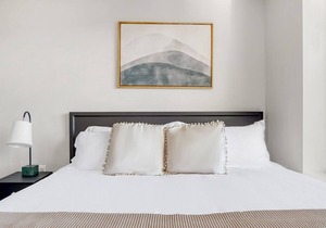 Roomy Congress Park 2BR w/ Gym & Pool, near shops & dining, by Blueground