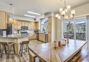 Secluded Modern Mountain Home, Views, Wifi, Hot Tub