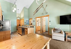 Short Walk to Lifts/Base Area from this Condo, Mountain Views from Balcony