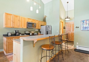 Short Walk to Lifts/Base Area from this Condo, Mountain Views from Balcony