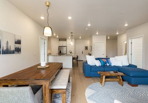 Short Walk to Slopes/Shared Hot Tub/Sweeping Mountain Views
