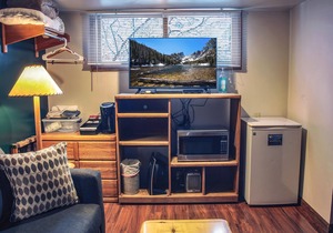 Single room suite, king bed, jetted tub close to Estes Park