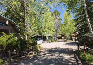 Single room suite, king bed, jetted tub close to Estes Park