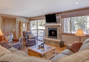 Ski-In on Four O'Clock Run! Walk to downtown. Shuttle stop out front