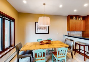 Ski-in/out, 1st-floor condo w/fireplace, fast WiFi, shared pool/hot tub/laundry