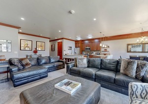 Ski-in/out, 1st-floor villa w/fireplace, fast WiFi, shared hot tub/pool/laundry