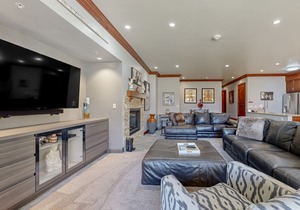 Ski-in/out, 1st-floor villa w/fireplace, fast WiFi, shared hot tub/pool/laundry