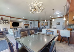 Ski-in/out, 1st-floor villa w/fireplace, fast WiFi, shared hot tub/pool/laundry