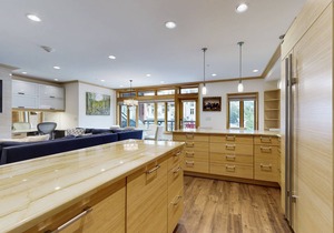 Ski-in/out condo with fireplace, balcony, fast WiFi & shared hot tub, pool, W/D