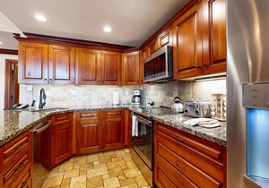 Ski-in/out home w/alpine view, fireplace, AC, fast WiFi, shared pool/hot tubs/WD