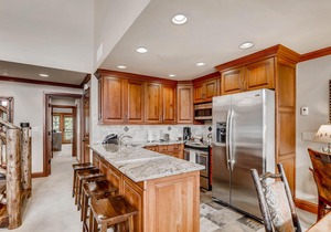 Ski-in/out villa w/fireplace, alpine view, fast WiFi & shared pool/hot tub/W/D