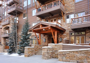Ski-In/Ski-Out Condo Pool, Hot Tub, BBQ + Fire Pit