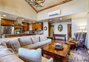 Ski-in/ski-out condo w/balcony, fireplace, fast WiFi, W/D & shared pool/hot tub