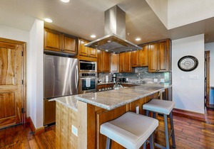 Ski-in/ski-out condo w/balcony, fireplace, fast WiFi, W/D & shared pool/hot tub