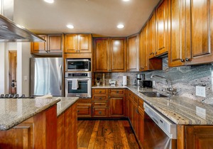 Ski-in/ski-out condo w/balcony, fireplace, fast WiFi, W/D & shared pool/hot tub