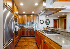 Ski-in/ski-out condo w/balcony, fireplace, fast WiFi, W/D & shared pool/hot tub