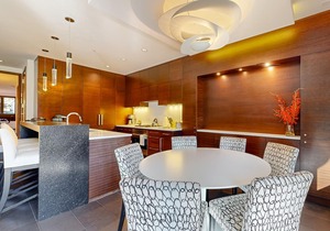 Ski-in/ski-out home w/fireplace, high-speed WiFi & shared hot tub/pool/laundry