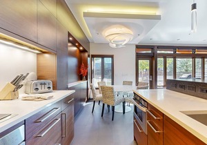Ski-in/ski-out home w/fireplace, high-speed WiFi & shared hot tub/pool/laundry