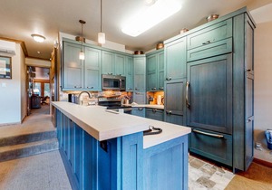 Ski-in/ski-out home w/high-speed WiFi, fireplace & shared pool/hot tub/laundry