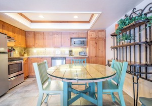 Ski-in/Walk-out condo, free wifi, underground parking.