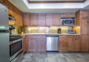 Ski-in/Walk-out condo, free wifi, underground parking.