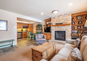 Ski-in/Walk-out condo, free wifi, underground parking.